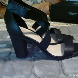 Simply Vera Vera Wang NIB Size 10